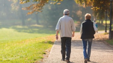 Caminar después de comer: cuánto tiempo alcanza para mejorar la glucosa y la digestión, según la ciencia