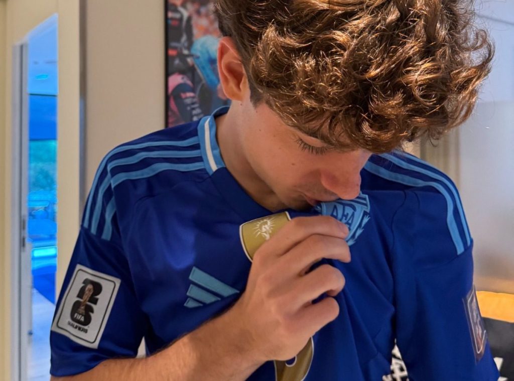 Hermosa mañana, ¿verdad? Con la de Messi, Colapinto llegó a Spa y chicaneó a su compañera inglesa