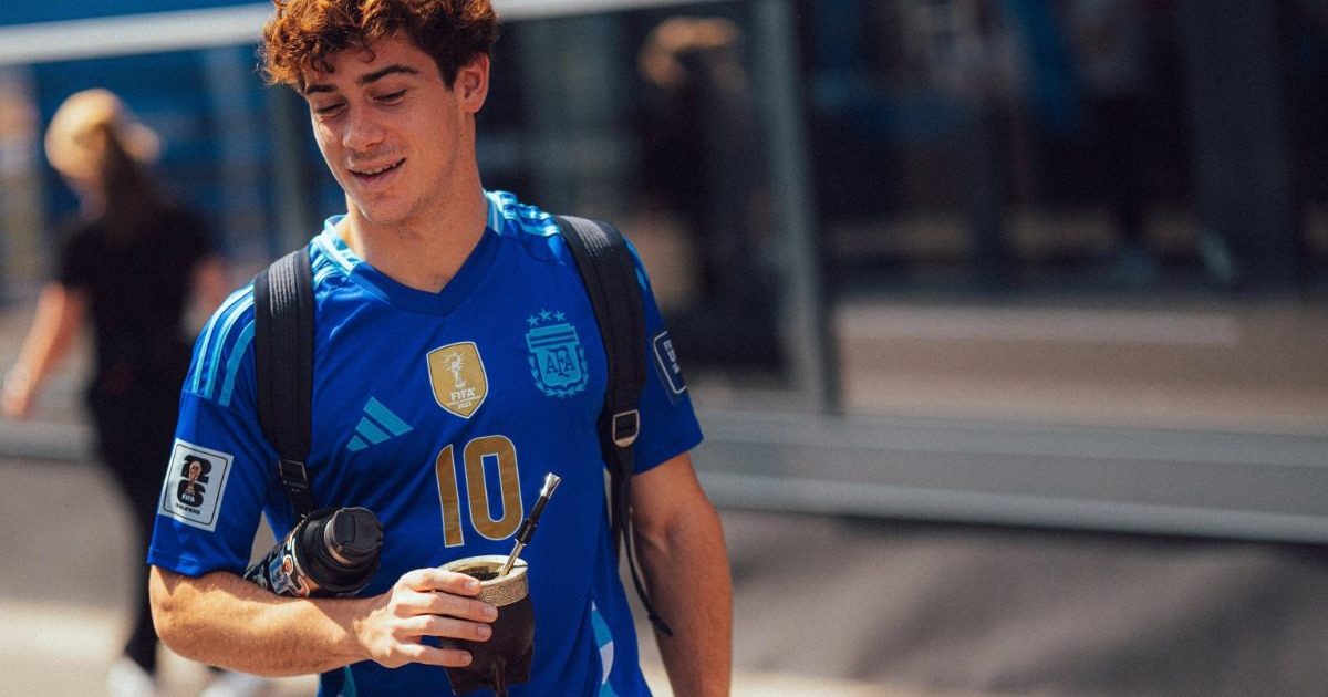 Colapinto se divierte en Spa y bromea sobre Messi con su compañera inglesa