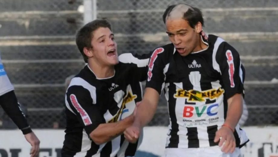 Foto: Diario La Nueva. Con apenas 15 años, Lautaro, con el peculiar look "bienvenida", debutó en Primera en Bahía Blanca. Apenas dos minutos en cancha y se dio el lujo de festejar. 