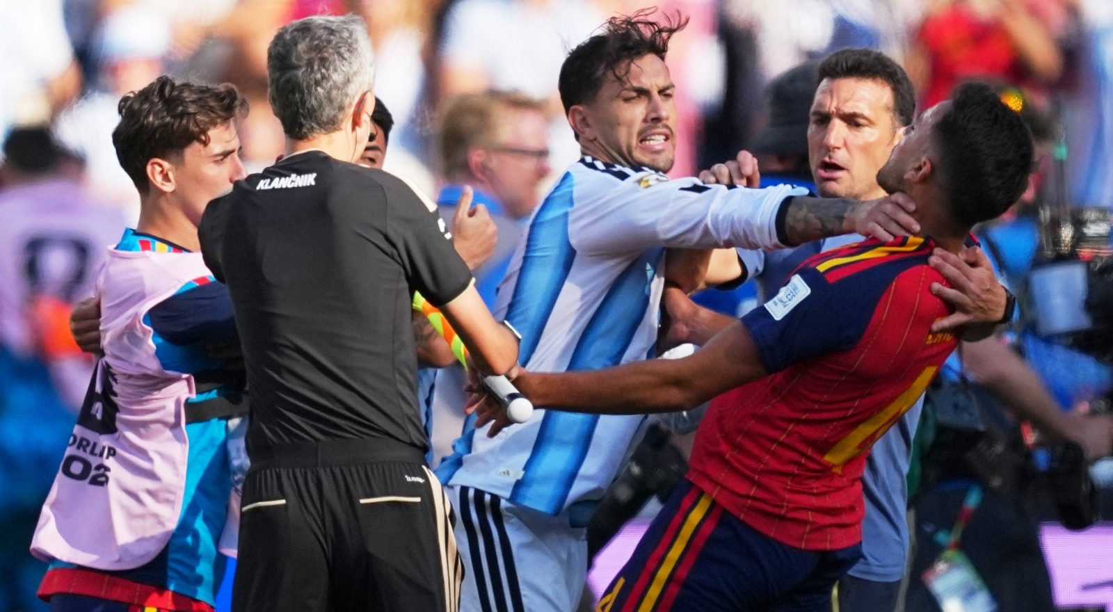Leandro Paredes, descontrolado post partido: tomó del cuello a Eric García y derribó a Gavi