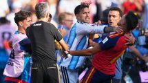 Imagen de Leandro Paredes, descontrolado post partido: tomó del cuello a Eric García y derribó a Gavi