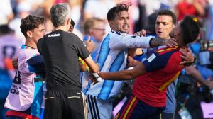 Leandro Paredes, descontrolado post partido: tomó del cuello a Eric García y derribó a Gavi