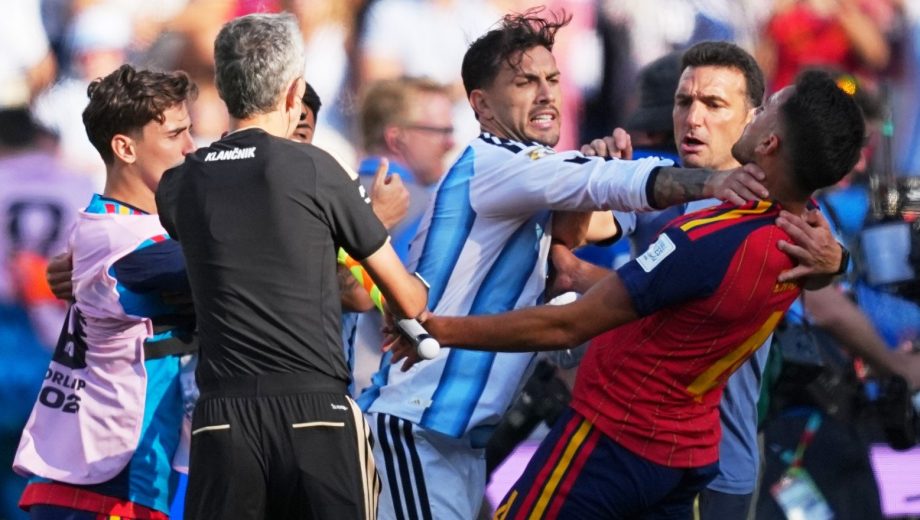 Leandro Paredes, descontrolado post partido: tomó del cuello a Eric García y derribó a Gavi