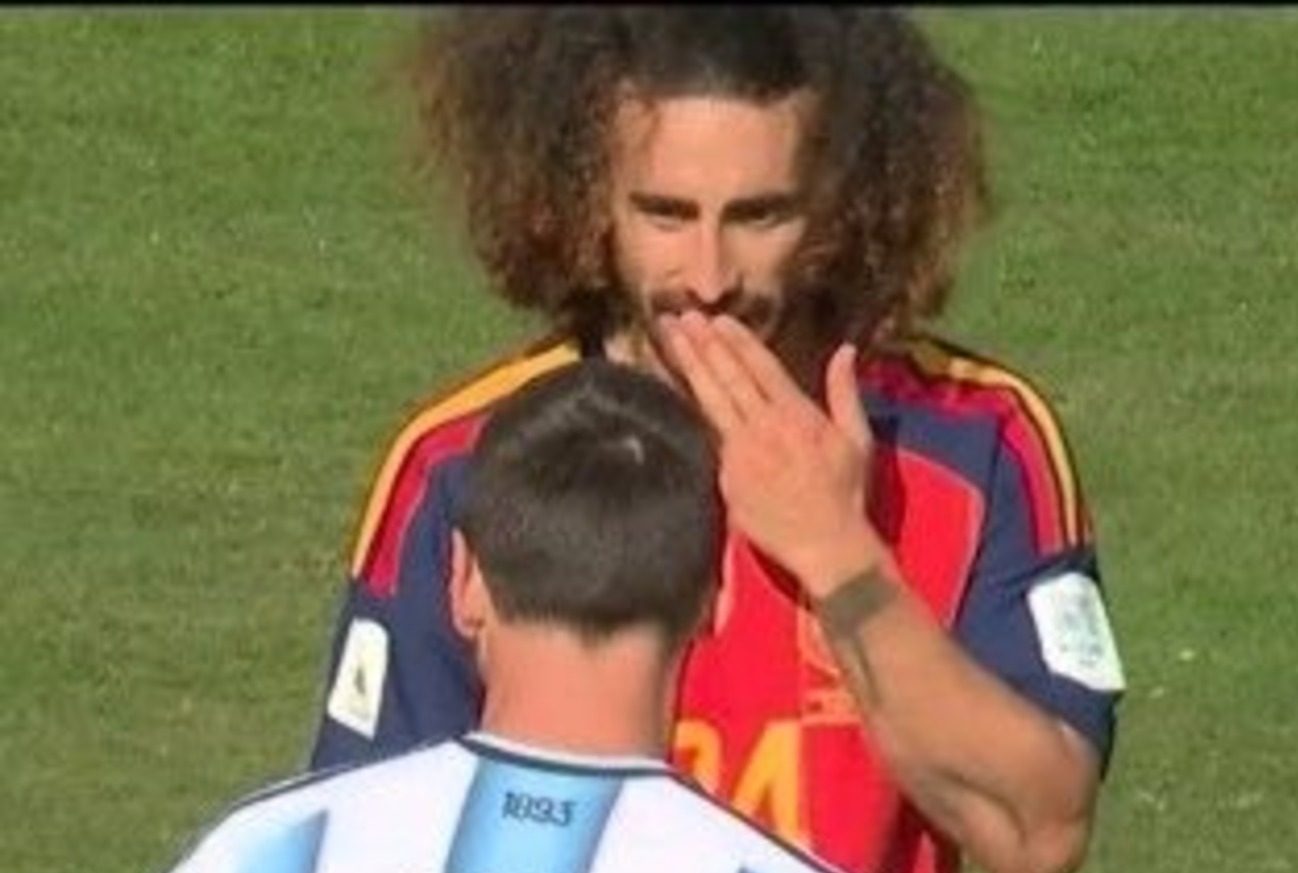 ¿Era para roja? El momento en que Cucurella se tapa la boca para hablarle a Messi
