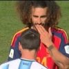 Imagen de ¿Era para roja? El momento en que Cucurella se tapa la boca para hablarle a Messi