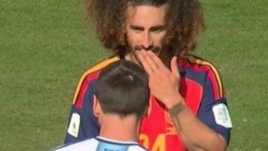 ¿Era para roja? El momento en que Cucurella se tapa la boca para hablarle a Messi