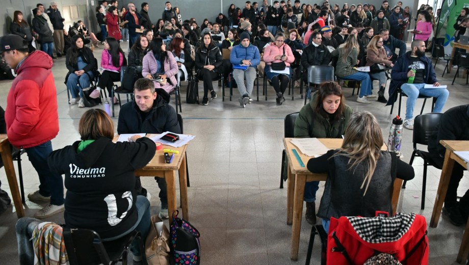 Desde la madrugada hay fila para anotarse a los lotes del IPPV en Viedma: comenzó la inscripción para 130 terrenos