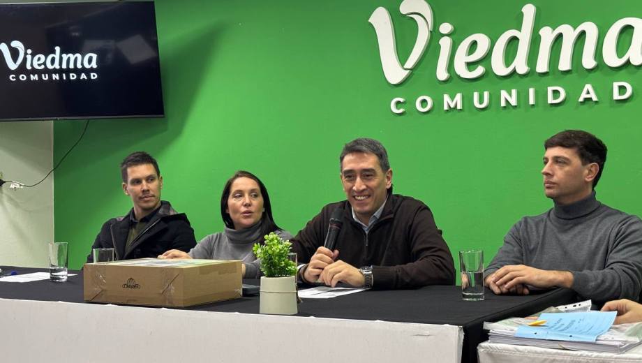 El intendente Marcos Castro encabezó la apertura de sobres de una obra que permitirá pavimentar 17 cuadras en cuatro barrios. Foto: gentileza.