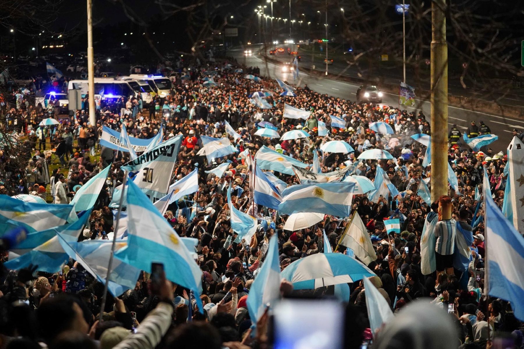 Video | Así fue el impactante recibimiento de la Selección Argentina en Ezeiza: «Gracias por acompañarnos»
