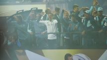 Imagen de «Gracias»: la Selección Argentina llegó al país tras el Mundial 2026 y una multitud los recibió en Ezeiza