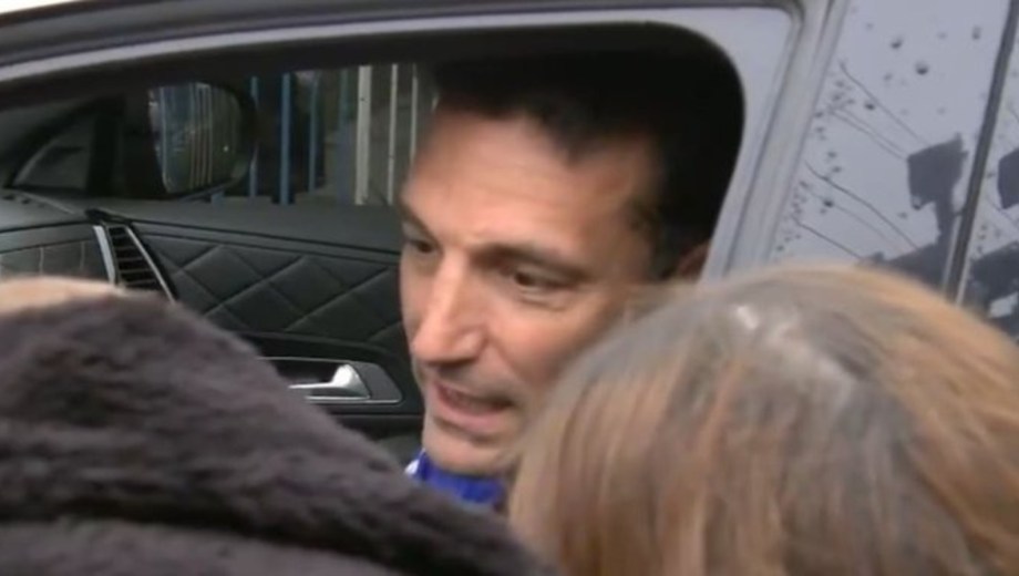De Ezeiza rumbo a Pujato. Scaloni pasó la noche en AFA y hoy visitará a su familia. 