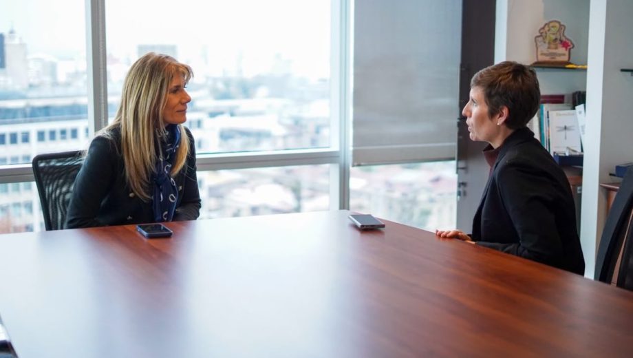 La ministra de energía de Mendoza, Jimena Latorre y la ministra de Energía de Chile, Ximena Rincón, acordaron profundizar la integración energética entre ambos países. Foto gentileza.