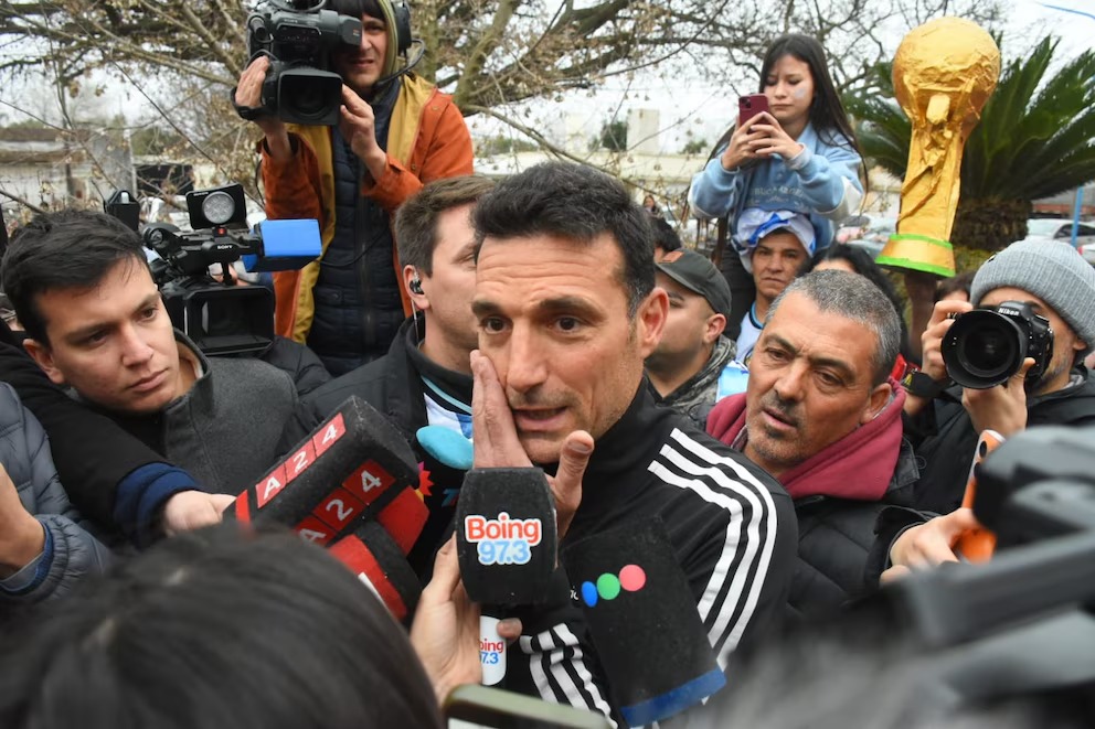 Scaloni volvió a Pujato y se emocionó con el apoyo de los vecinos: «Seguiremos dando batalla»