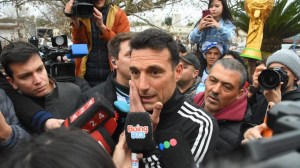 Scaloni volvió a Pujato y se emocionó con el apoyo de los vecinos: «Seguiremos dando batalla»