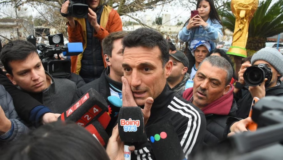 Varios medios esperaron la llegada de Lionel Scaloni al hogar de sus padres  en Pujato, Santa Fe. (Créditos: Leo Galletto)
