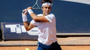 Tomás Etcheverry cortó la mala racha y avanzó en Kitzbühel; también ganaron Sebastián Báez y Mariano Navone