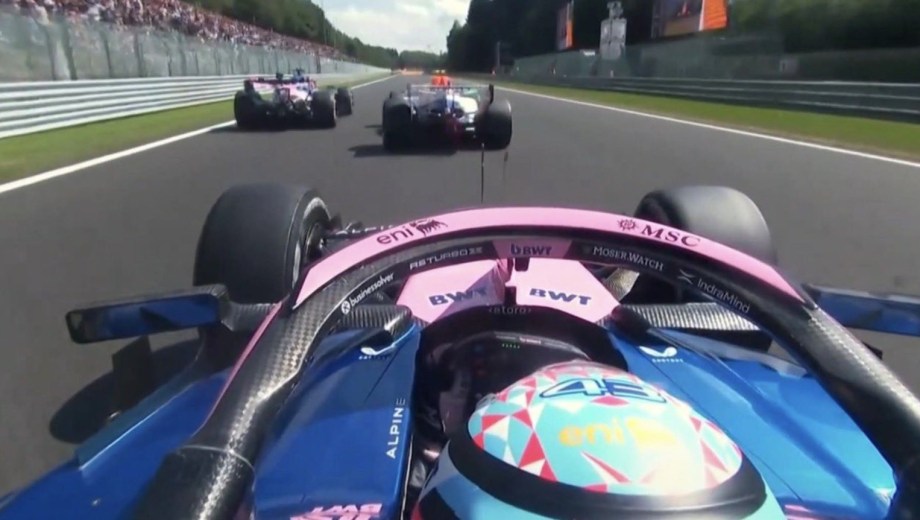El argentino empieza a gestar la fantástica maniobra en la recta de Kemmel. Sería un espectacular "2x1" sobre Gasly y Lawson. 