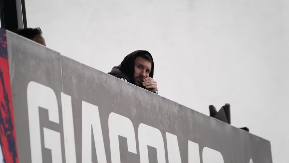 Aún encapuchado y de incógnito, el astro se robó todas las miradas de los presentes en el predio del equipo que dirige su familia en Rosario. 