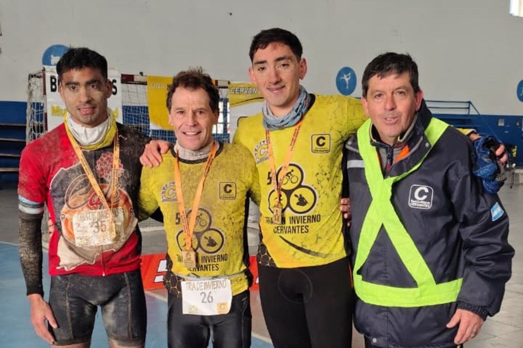 Helling y Chichilnik triunfan en el Triatlón de Invierno de Cervantes 2026