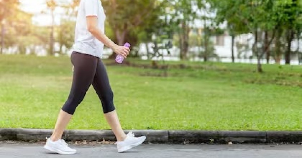 Beneficios de caminar 30 minutos frente a 10.000 pasos diarios: lo que dice la ciencia