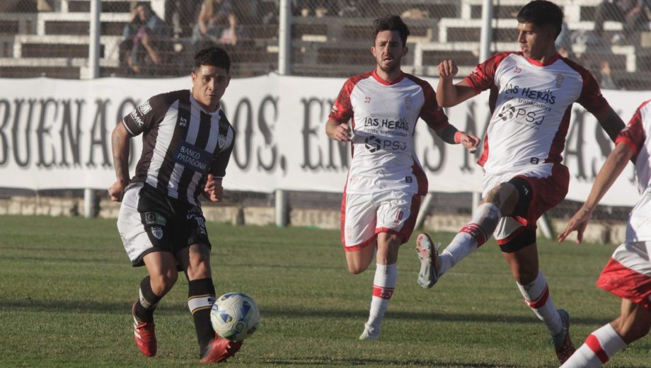Cipolletti goleó 3-0 a Huracán Las Heras en la Visera por la fecha 12° del Federal A. (Foto: Archivo - Oscar Livera)