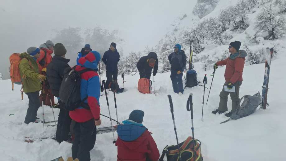 Los integrantes de la CIAv realizan un curso de nivología en el cerro López. Foto: gentileza