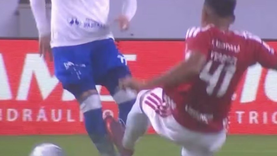 Gabriel Pec, delantero de Cruzeiro, sufrió fractura de tibia y peroné.