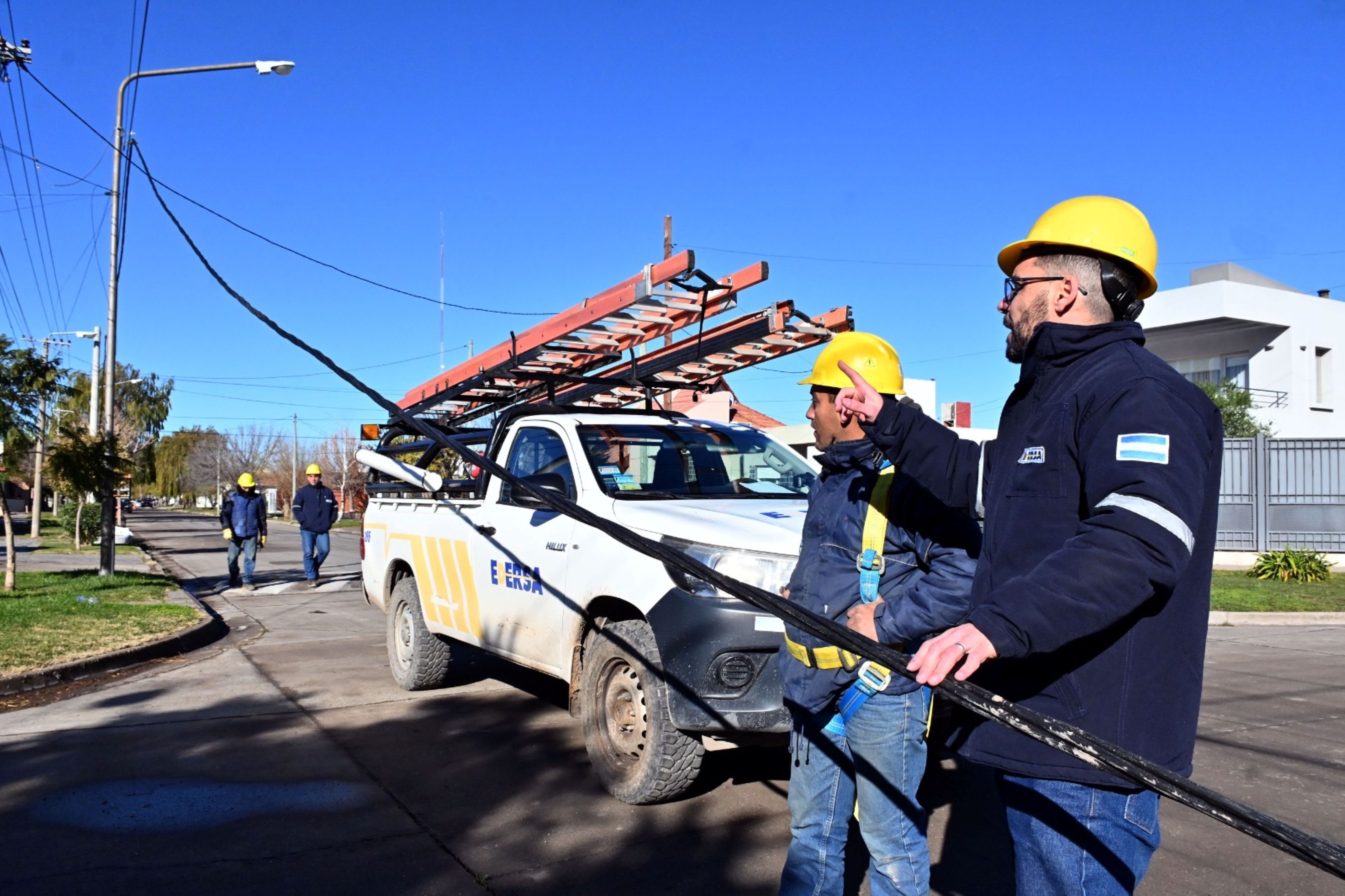 Progresos en la regularización eléctrica en barrios de Viedma