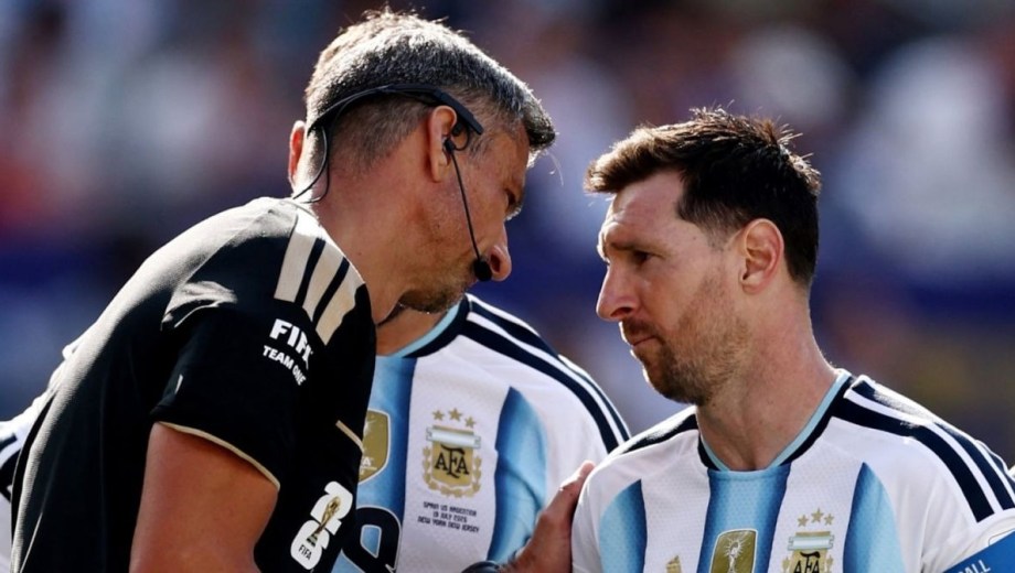 Slavko Vinčić cara a cara con Lionel Messi en la final del Mundial 2026 disputada entre Argentina y España.