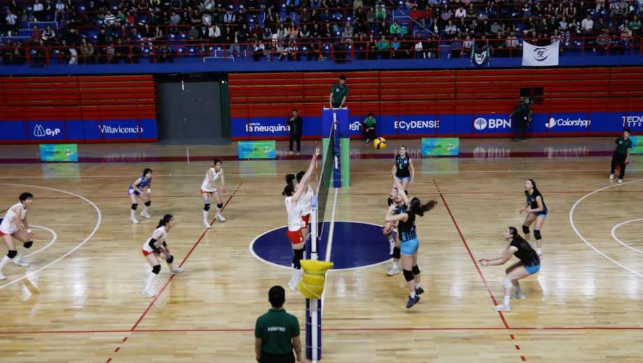 La Selección Argentina U19 y la de China U17 juegan una serie de amistosos en el estadio Ruca Che. (Fotos: Emiliano Ortiz)
