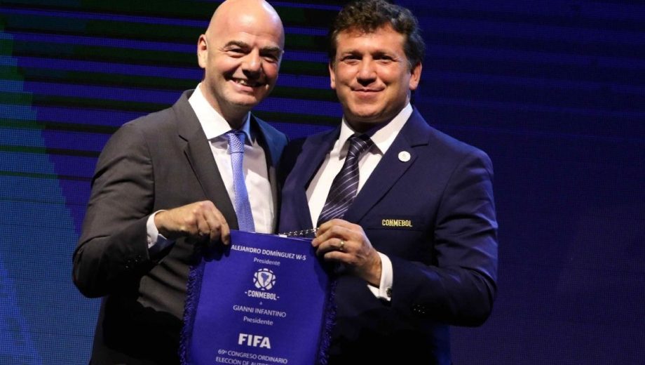 Gianni Infantino, presidente de la FIFA, y Alejandro Domínguez, máxima autoridad de la Conmebol.