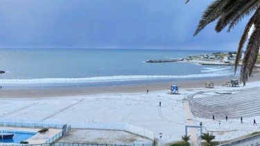 «Histórico»: el frío polar llevó la nieve a Mar del Plata después de 35 años, mirá