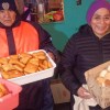 Imagen de La solidaridad traducida en tortas fritas y pan:  camioneros varados en Zapala recibieron las donaciones
