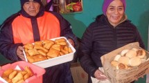 Imagen de La solidaridad traducida en tortas fritas y pan:  camioneros varados en Zapala recibieron las donaciones
