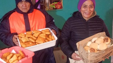 La solidaridad traducida en tortas fritas y pan:  camioneros varados en Zapala recibieron las donaciones