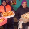 Imagen de La solidaridad traducida en tortas fritas y pan:  camioneros varados en Zapala recibieron las donaciones
