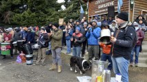 Imagen de Abrazo y olla popular en rechazo a los despidos del Centro Atómico Bariloche