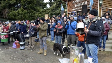 Abrazo y olla popular en rechazo a los despidos del Centro Atómico Bariloche
