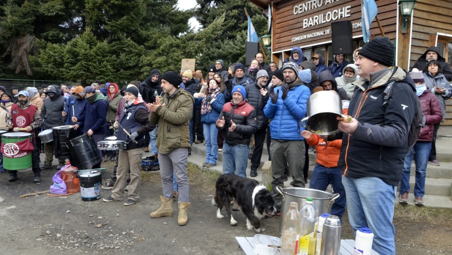 Abrazo y olla popular en el acceso al Centro Atómico Bariloche en reclamo por los despidos de la CNEA. Foto: Chino Leiva