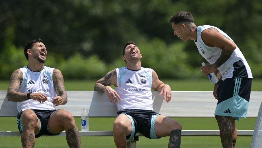 Las risas de Paredes, Messi y Enzo en la práctica de este jueves en Atlanta. (Foto: AFP)