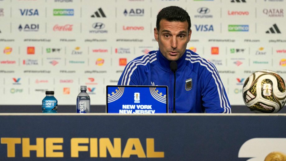 Lionel Scaloni brindando una conferencia de prensa en el MetLife Stadium de Nueva Jersey, donde se disputará la final el domingo. (Foto: AFP)
