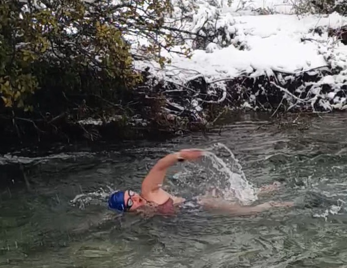Nadadora de Bariloche se prepara para el Mundial a pesar del frío