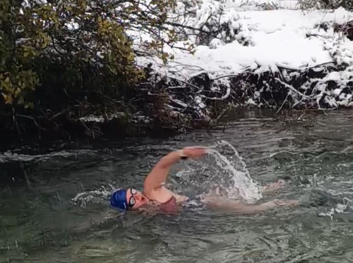 En medio de una intensa nevada, Alejandra nadó en el arroyo Casa de Piedra en Bariloche. Foto: gentileza
