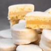 Imagen de El bocado dulce que siempre hay que tener a mano: alfajores de chocolate blanco y maní