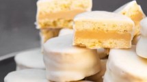 Imagen de El bocado dulce que siempre hay que tener a mano: alfajores de chocolate blanco y maní