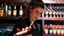 Imagen de El desafío de la bartender Ani Barbosa en las barras de los eventos top de Bariloche