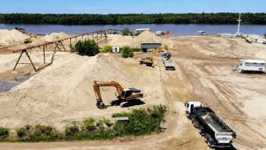 Un estudio reabre el debate sobre usar los ríos Limay y Negro para transportar arena hacia Vaca Muerta