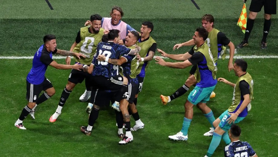 El abrazo unido hacia Lionel Messi, el corazón de la Albiceleste que buscará la cuarta estrella el domingo.