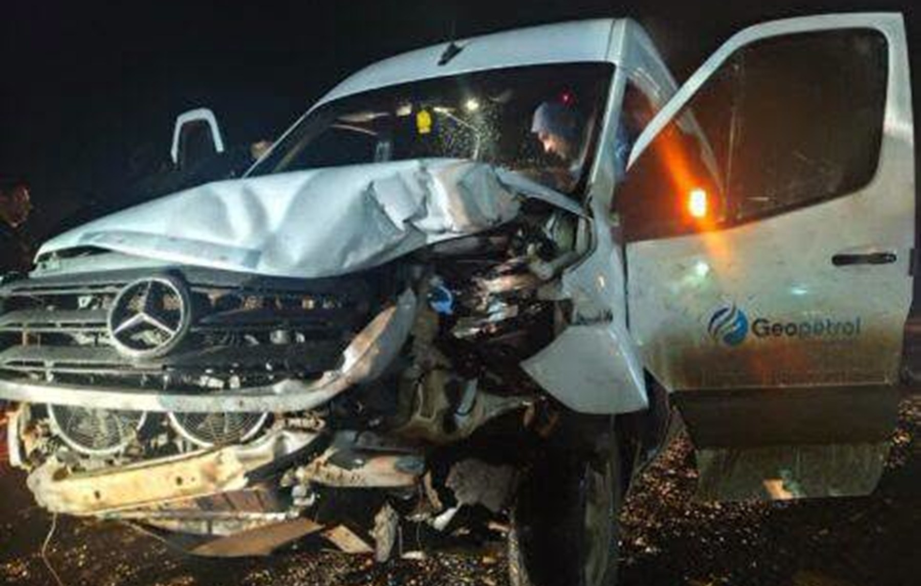 Tres heridos en un choque entre camioneta y transporte petrolero en Ruta 151